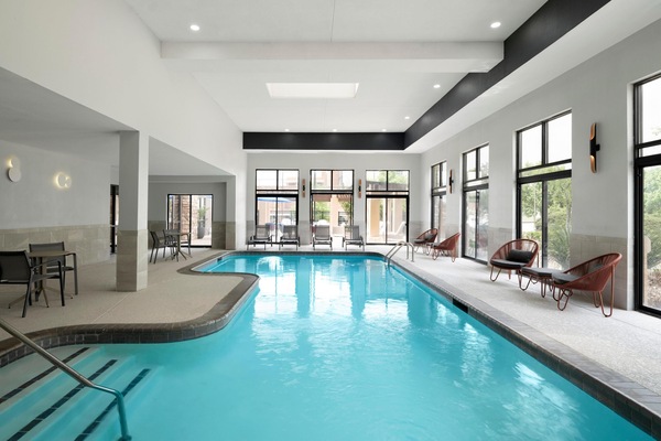 Indoor pool, sun loungers
