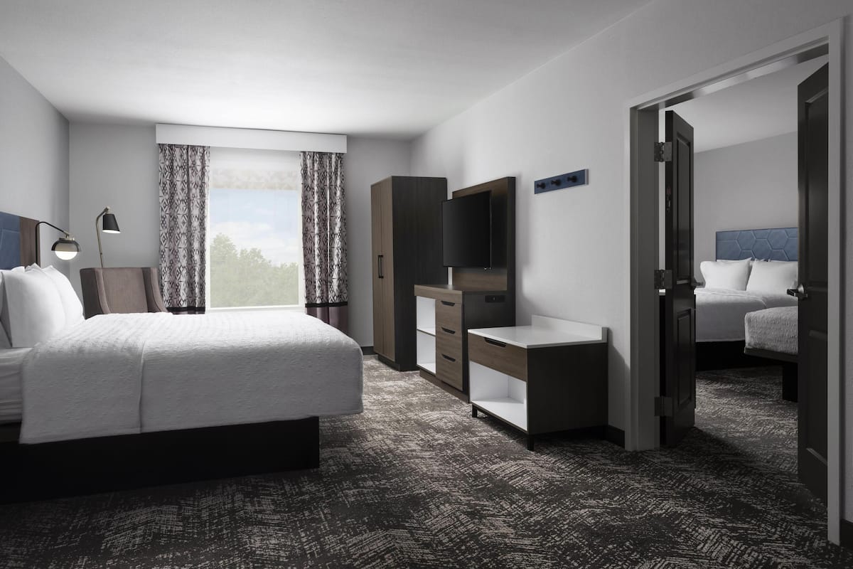 Escritorio, espacio para trabajar con laptop y cortinas blackout