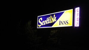 A Scottish Inns sign illuminated at night. - Scottish Inns Albany (Albany)