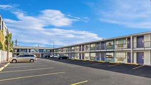 A multi-story motel with parking spaces and a clear sky. - Park Inn by Radisson, Salt Lake City Downtown (Salt Lake City)