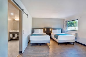 Skrivebord, blendingsgardiner, wi-fi (inkludert) og sengetøy