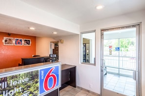 Lobby - Motel 6 Redding, CA - Central (Redding)