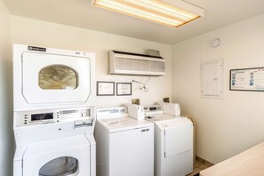 Laundry room - Motel 6 Redding, CA - Central (Redding)