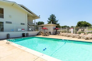 Pool - Motel 6 Redding, CA - Central (Redding)
