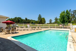 Pool - Motel 6 Redding, CA - Central (Redding)
