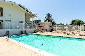 Pool - Motel 6 Redding, CA - Central (Redding)