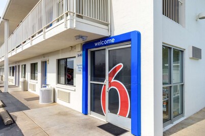 Motel 6 Redding, CA - Central