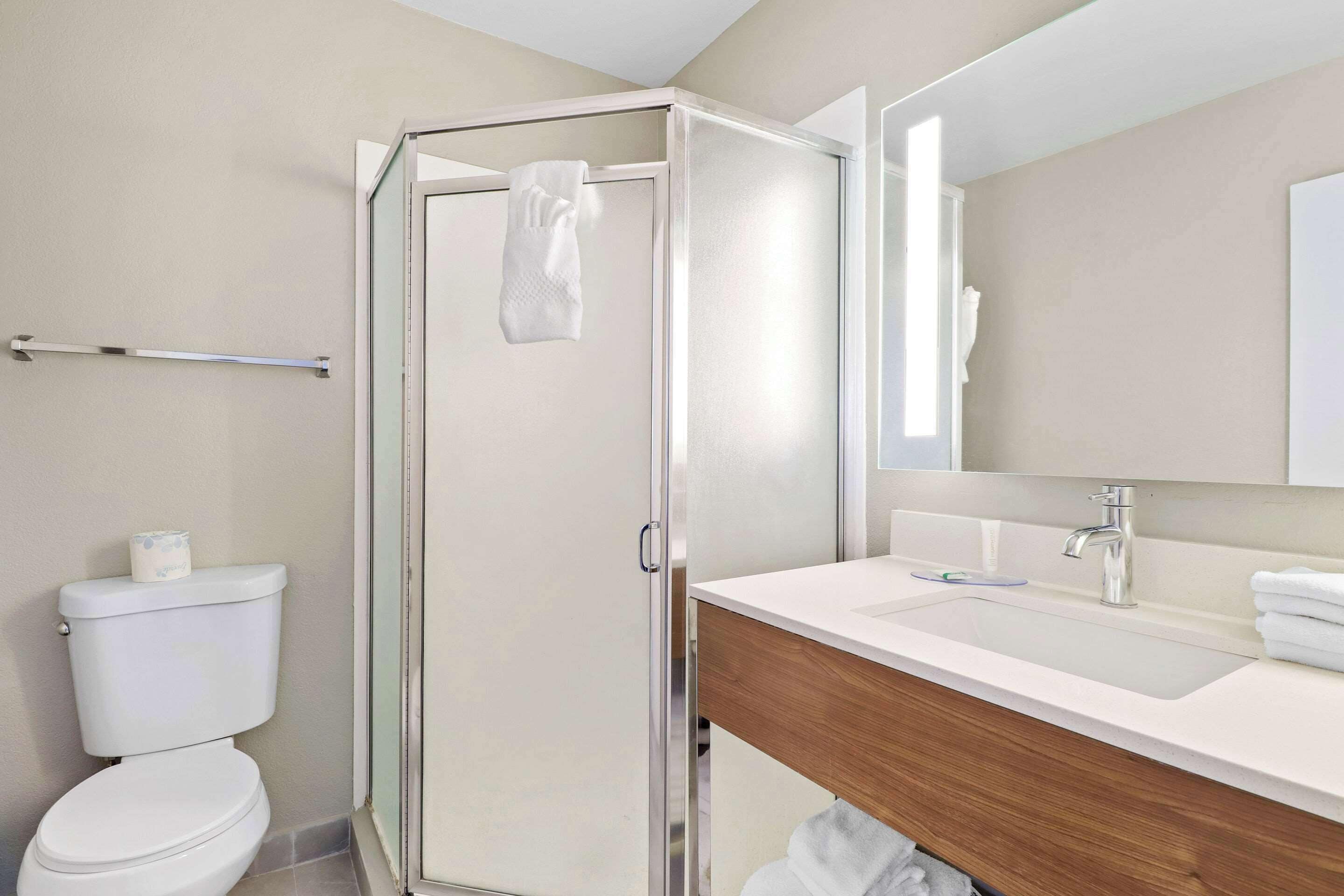 Kostenlose Toilettenartikel, Handtücher