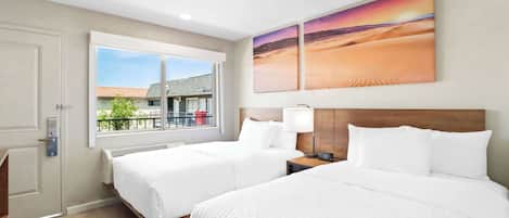 Rom – standard, 2 dobbeltsenger, ikke-røyk | Minibar, skrivebord, wi-fi (inkludert) og sengetøy