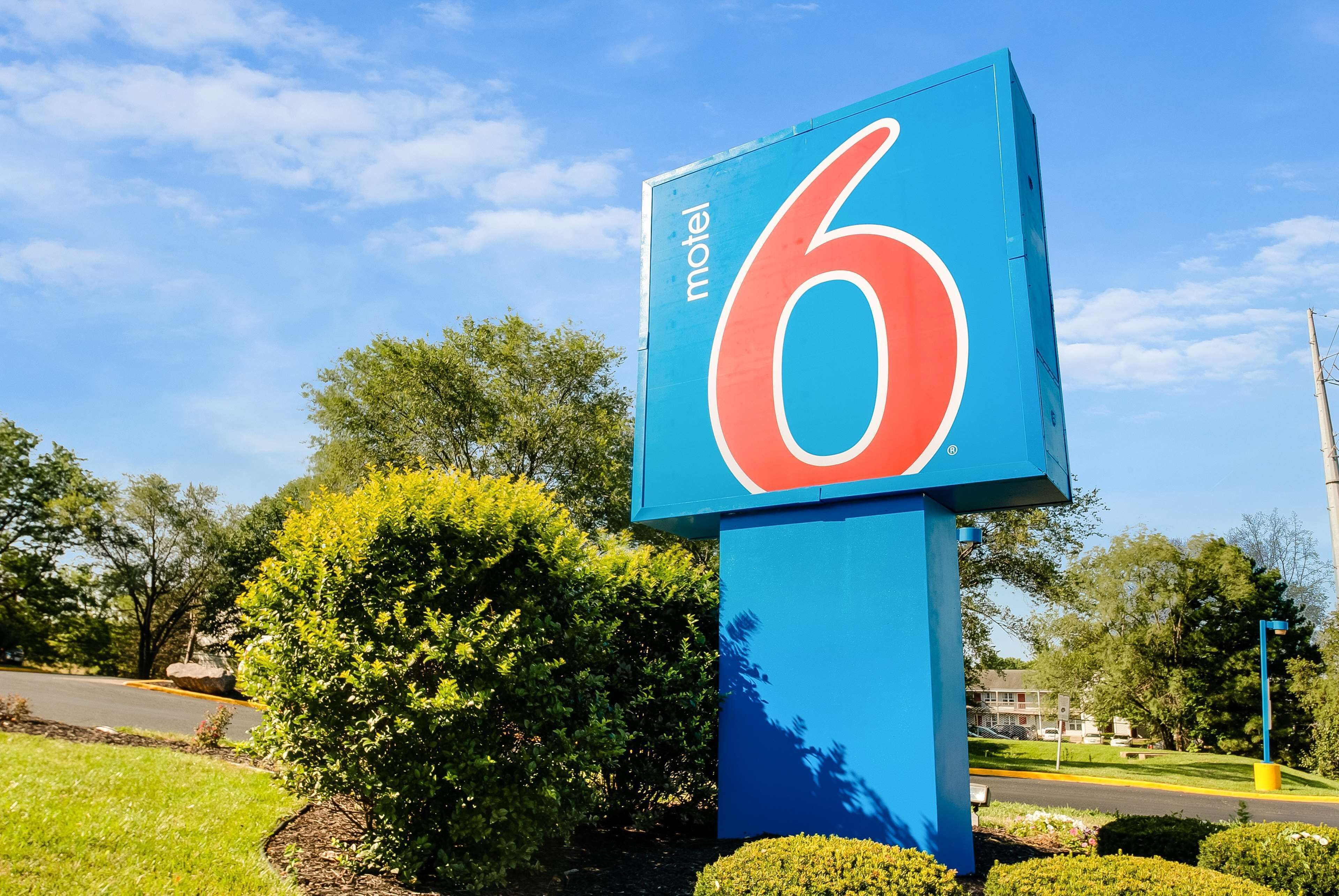 Un panneau indiquant un motel, avec le chiffre 6.