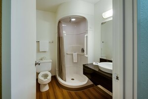 Bañera con ducha, toallas