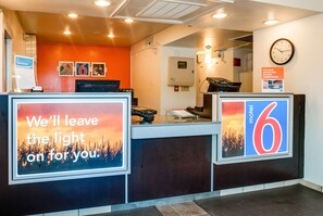 Lobby - Motel 6 Lenexa, KS - Kansas City Southwest (Lenexa)