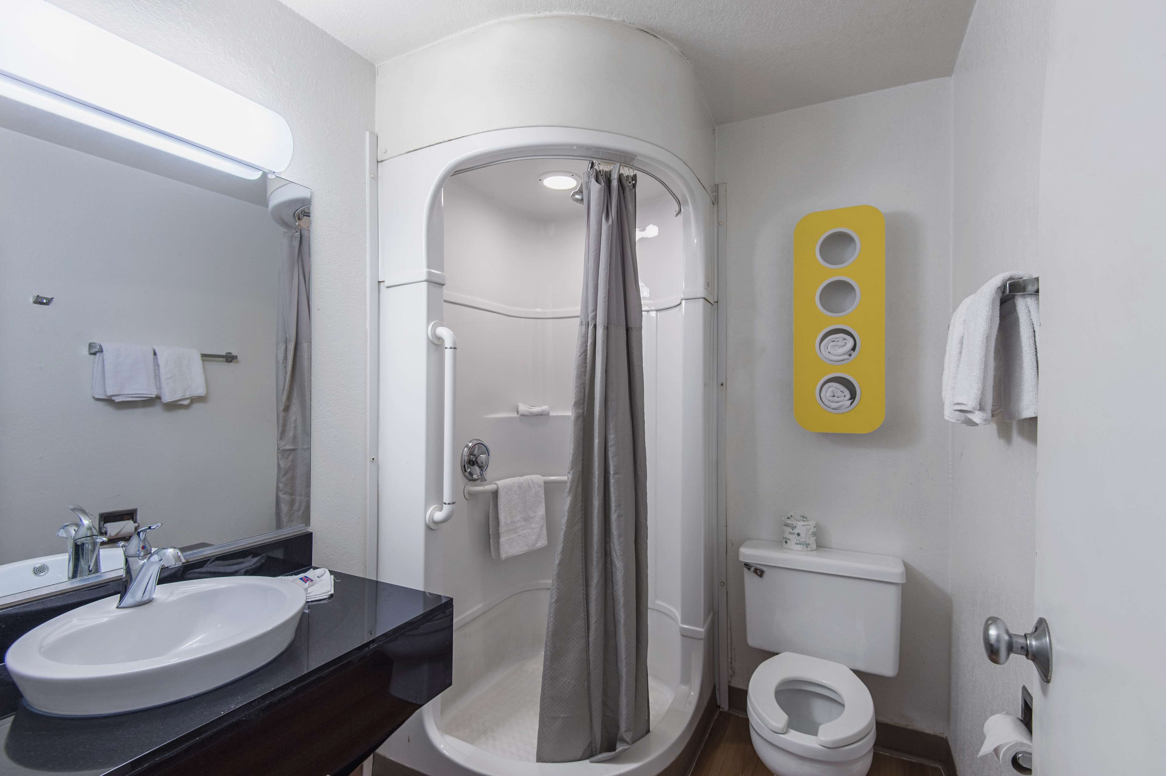 Combined shower/bathtub, towels