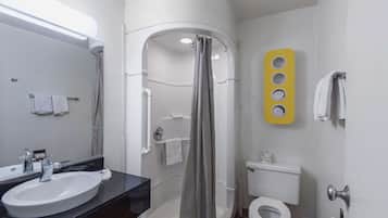 Combined shower/bathtub, towels