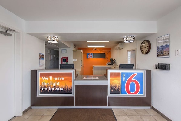 Lobby - Motel 6 Kansas City, MO - Airport (Kansas City)