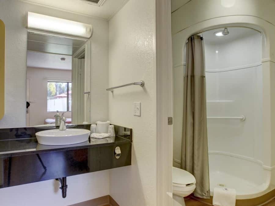Combined shower/tub, towels