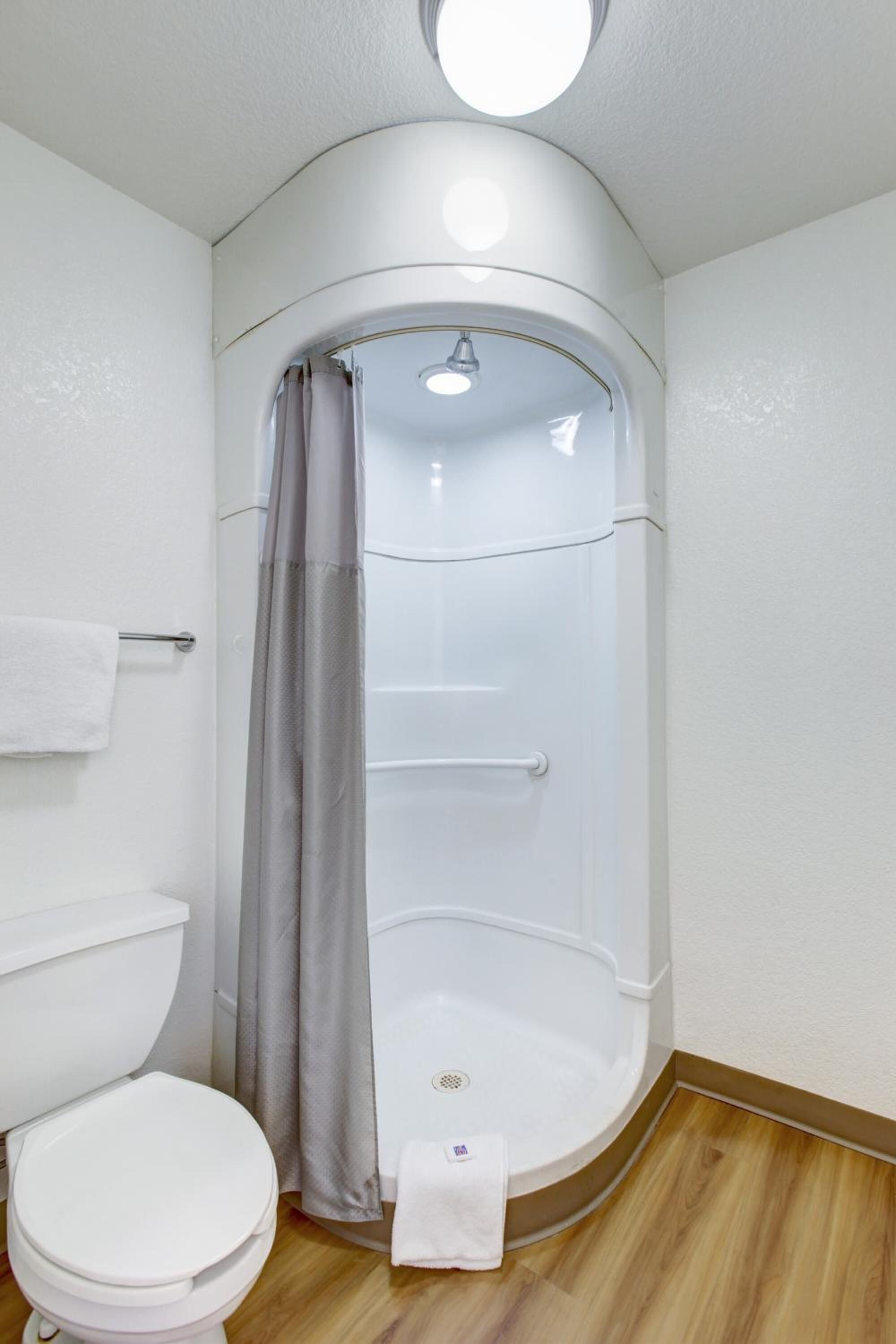Combined shower/bathtub, towels