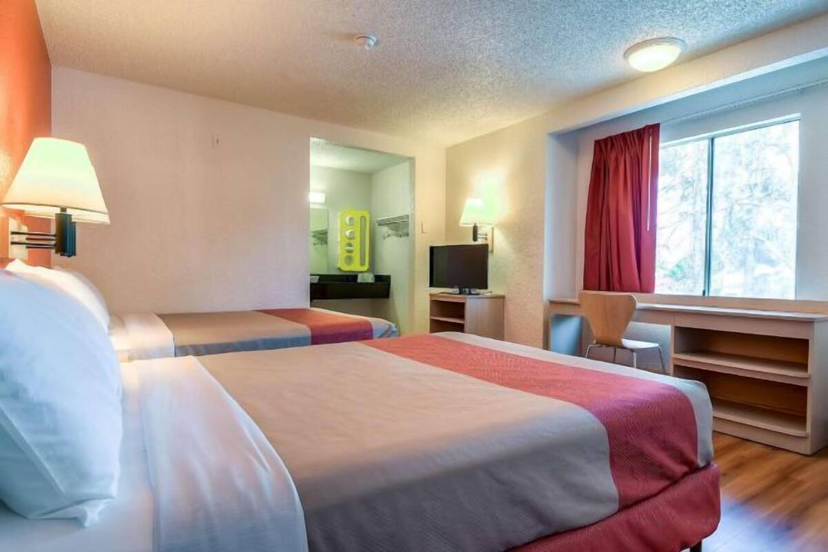 WiFi (free), bed sheets