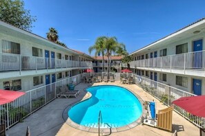 Outdoor pool - Motel 6 Rowland Heights, CA - Los Angeles - Pomona (Rowland Heights)