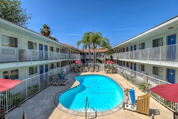 Outdoor pool - Motel 6 Rowland Heights, CA - Los Angeles - Pomona (Rowland Heights)