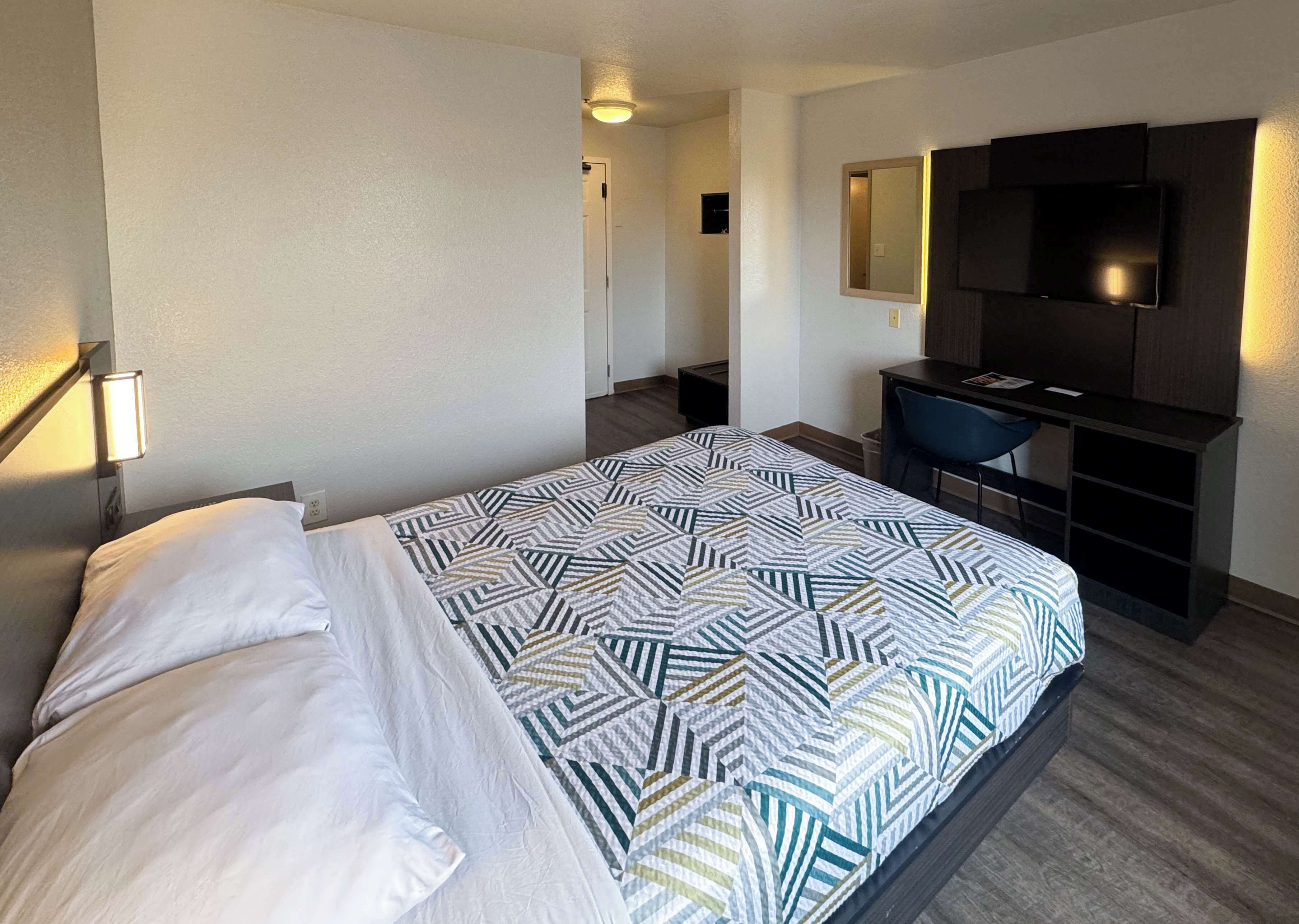 Meja kerja, Wi-Fi gratis, dan seprai linen