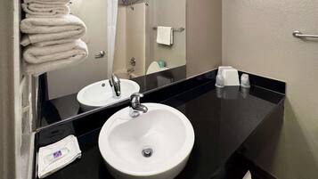Combined shower/bathtub, towels