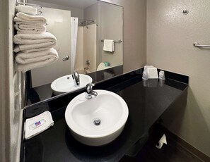 Combined shower/bathtub, towels - Motel 6 Glenview, IL - Chicago North (Glenview)