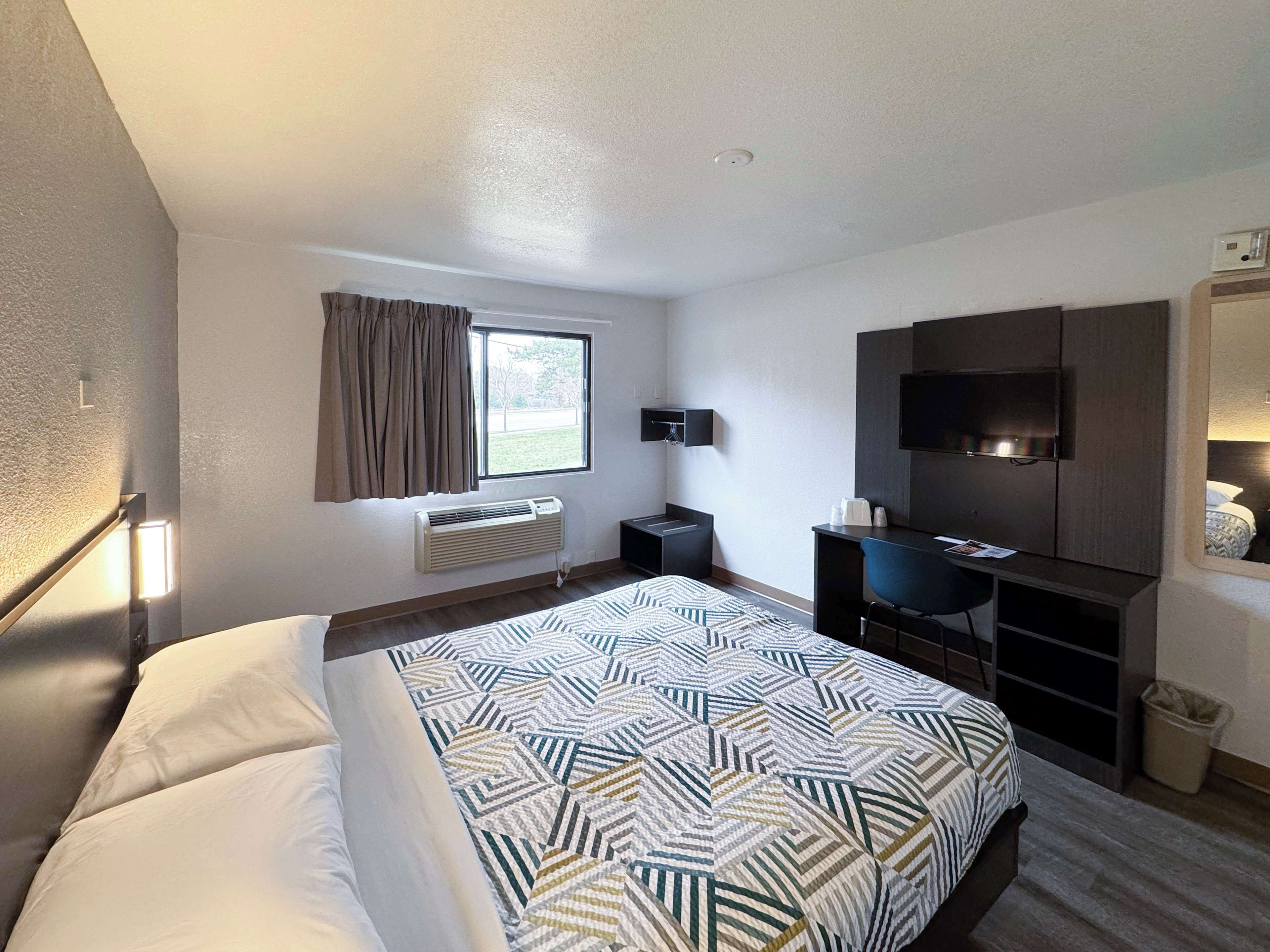 Meja kerja, Wi-Fi gratis, dan seprai linen