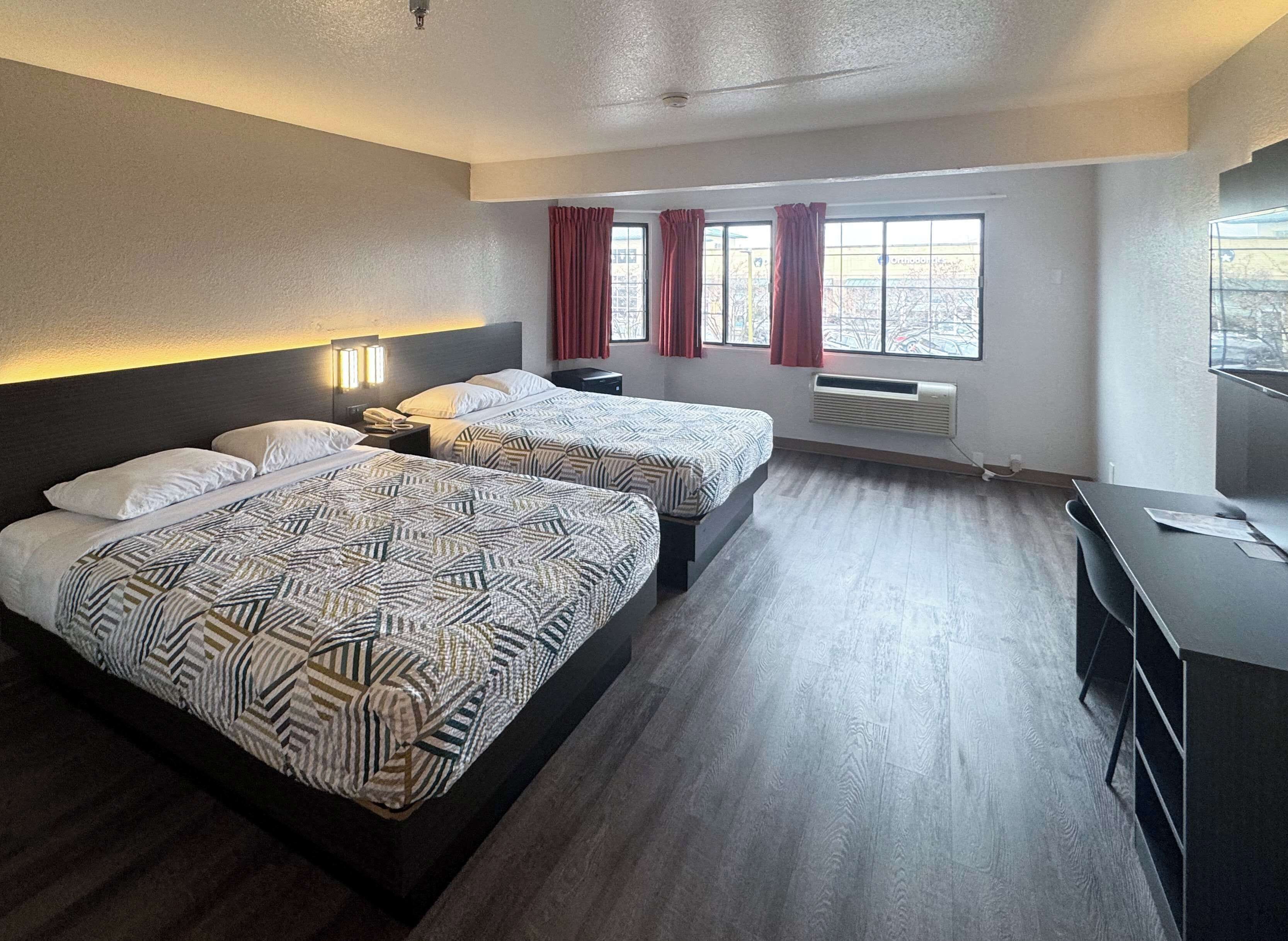 Meja kerja, Wi-Fi gratis, dan seprai linen