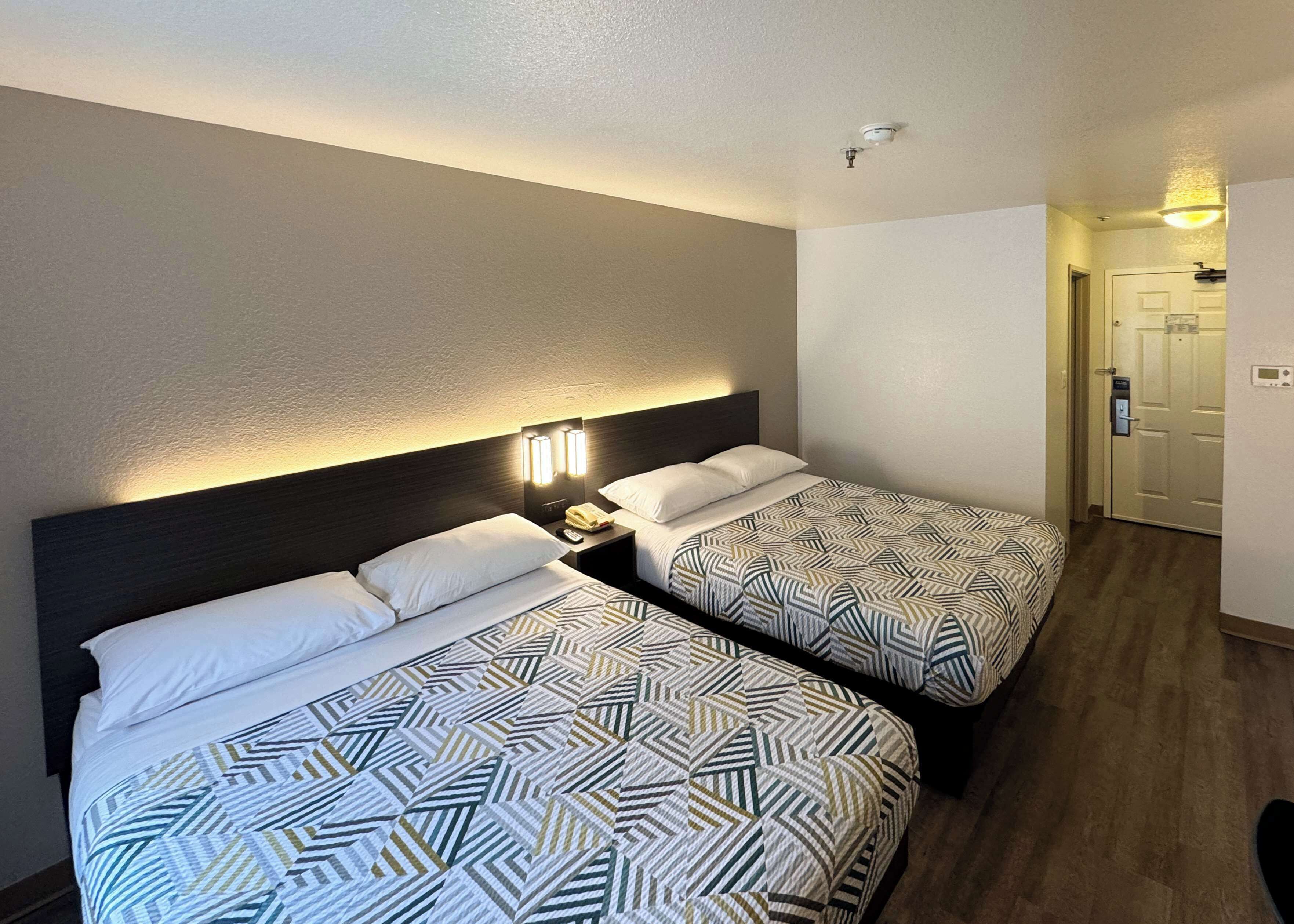 Meja kerja, Wi-Fi gratis, dan seprai linen