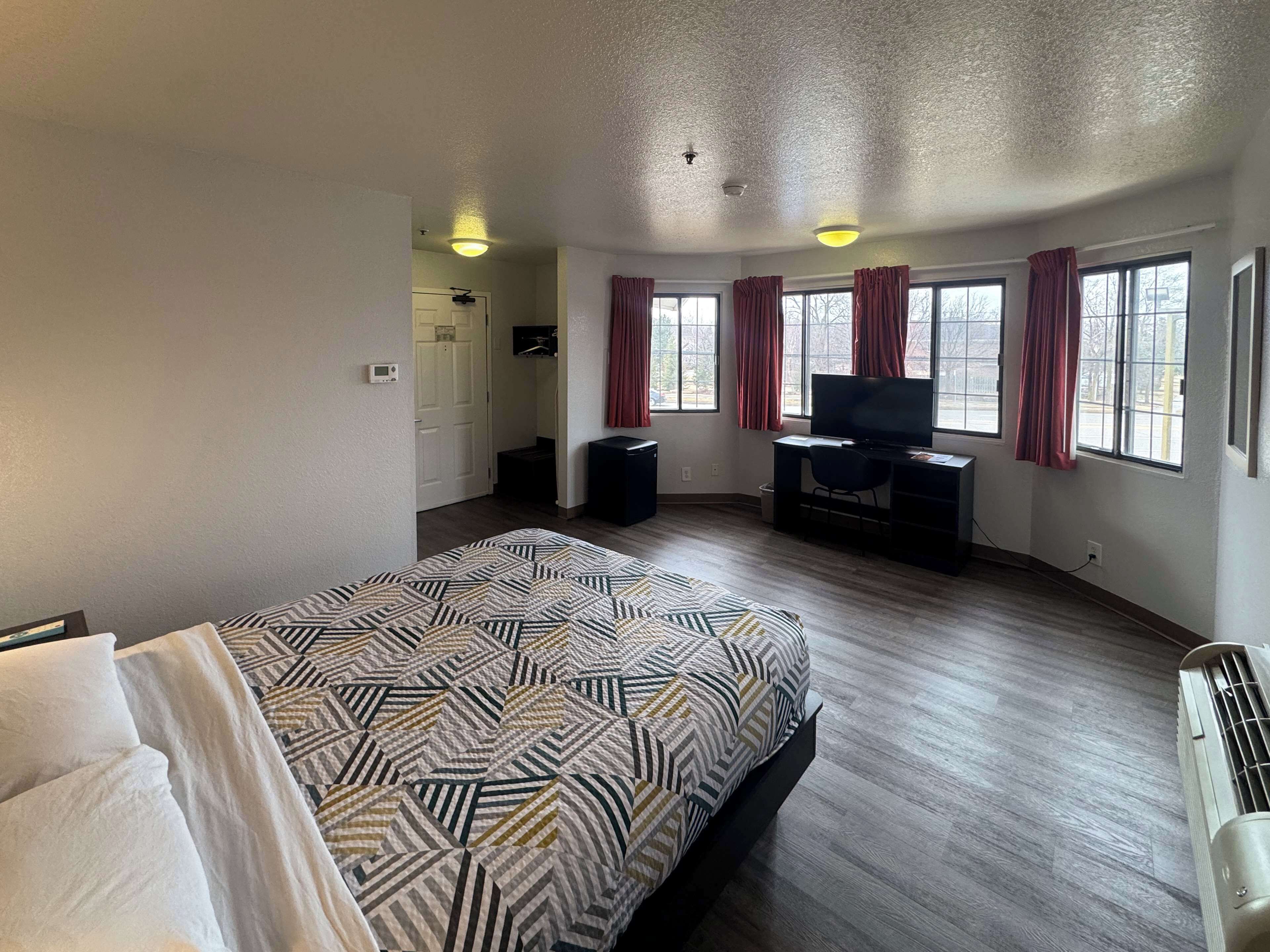 Meja kerja, Wi-Fi gratis, dan seprai linen