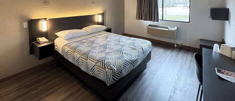 Een bureau, gratis wifi, beddengoed