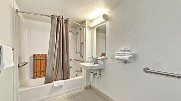 Tina con regadera y toallas