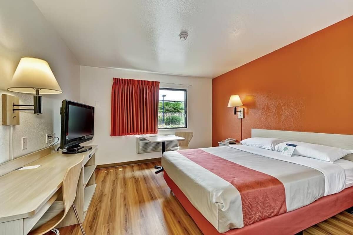 Escritorio, wifi gratis y ropa de cama