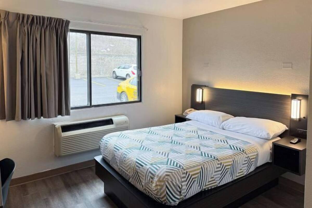 Desk, WiFi (free), bed sheets