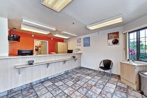 Lobby - Motel 6 Glenview, IL - Chicago North (Glenview)