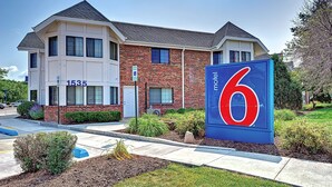 A two-story motel with a brick facade and a large '6' sign. - Motel 6 Glenview, IL - Chicago North (Glenview)