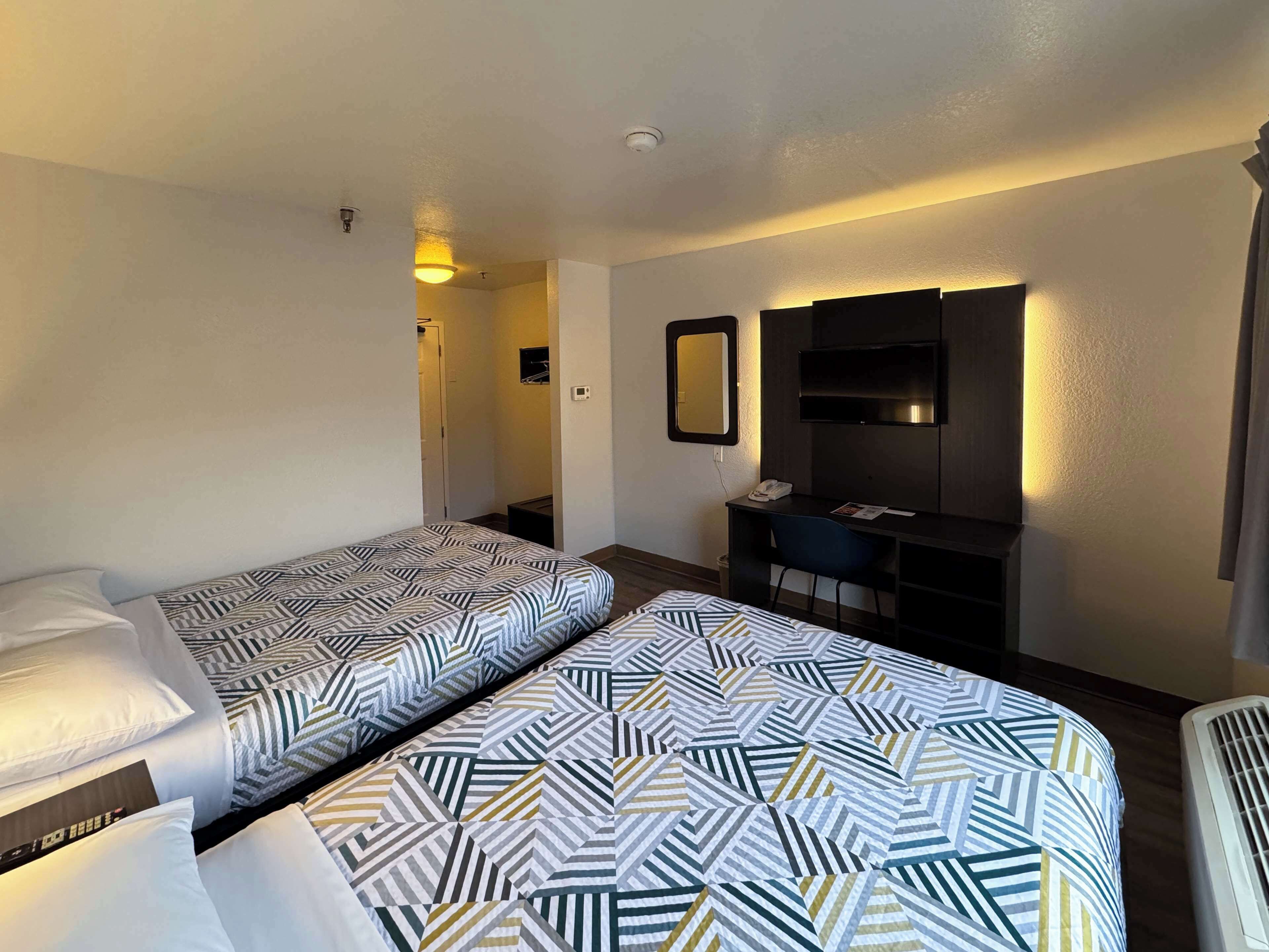 Meja kerja, Wi-Fi gratis, dan seprai linen