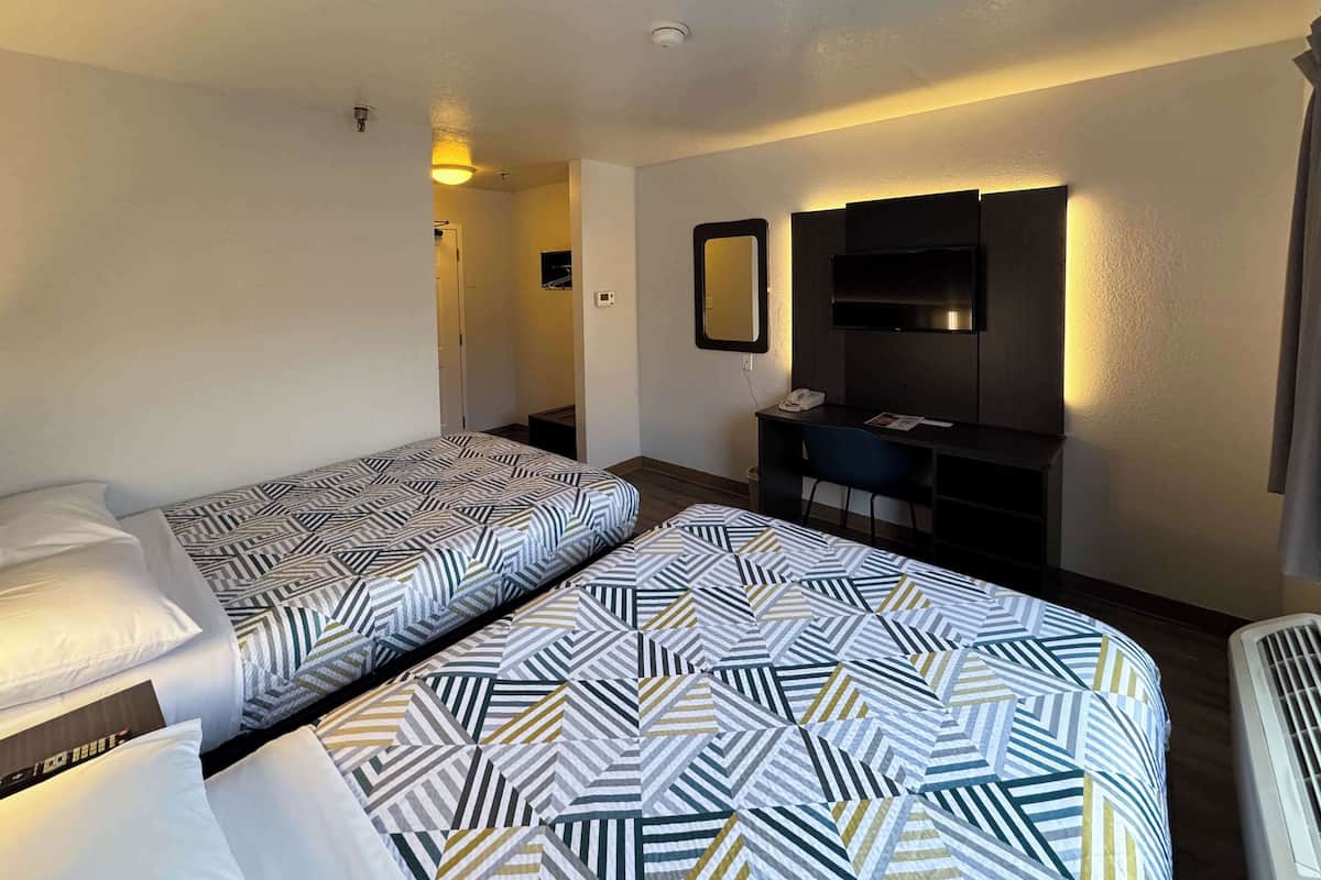 Meja kerja, Wi-Fi gratis, dan seprai linen