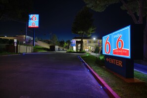 Front of property - Motel 6 Barstow, CA (Barstow)