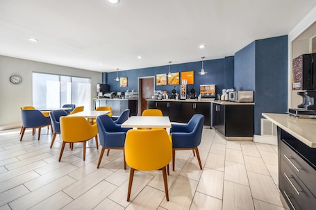 Free daily buffet breakfast. Comfort Inn & Suites Chattanooga West - Lookout Mountain