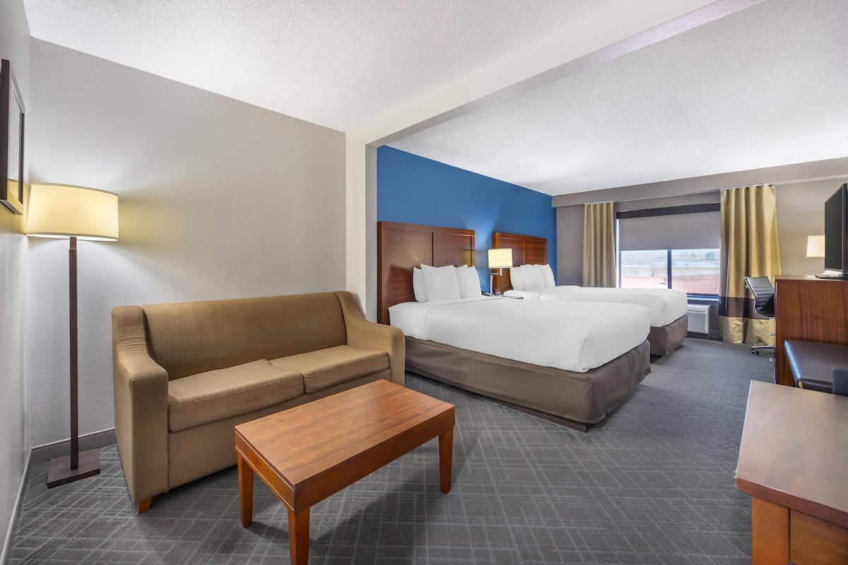 Suite, Multiple Beds, Non Smoking | Desk, blackout drapes, soundproofing, iron/ironing board
