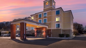 A Comfort Inn with a brick entrance and a covered parking area.