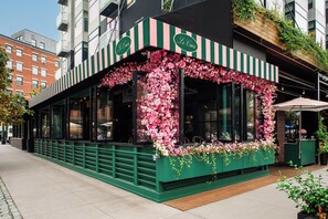 3 restaurants, breakfast, lunch, dinner served; French cuisine