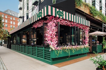 3 restaurants, breakfast, lunch, dinner served; French cuisine at Gansevoort Meatpacking