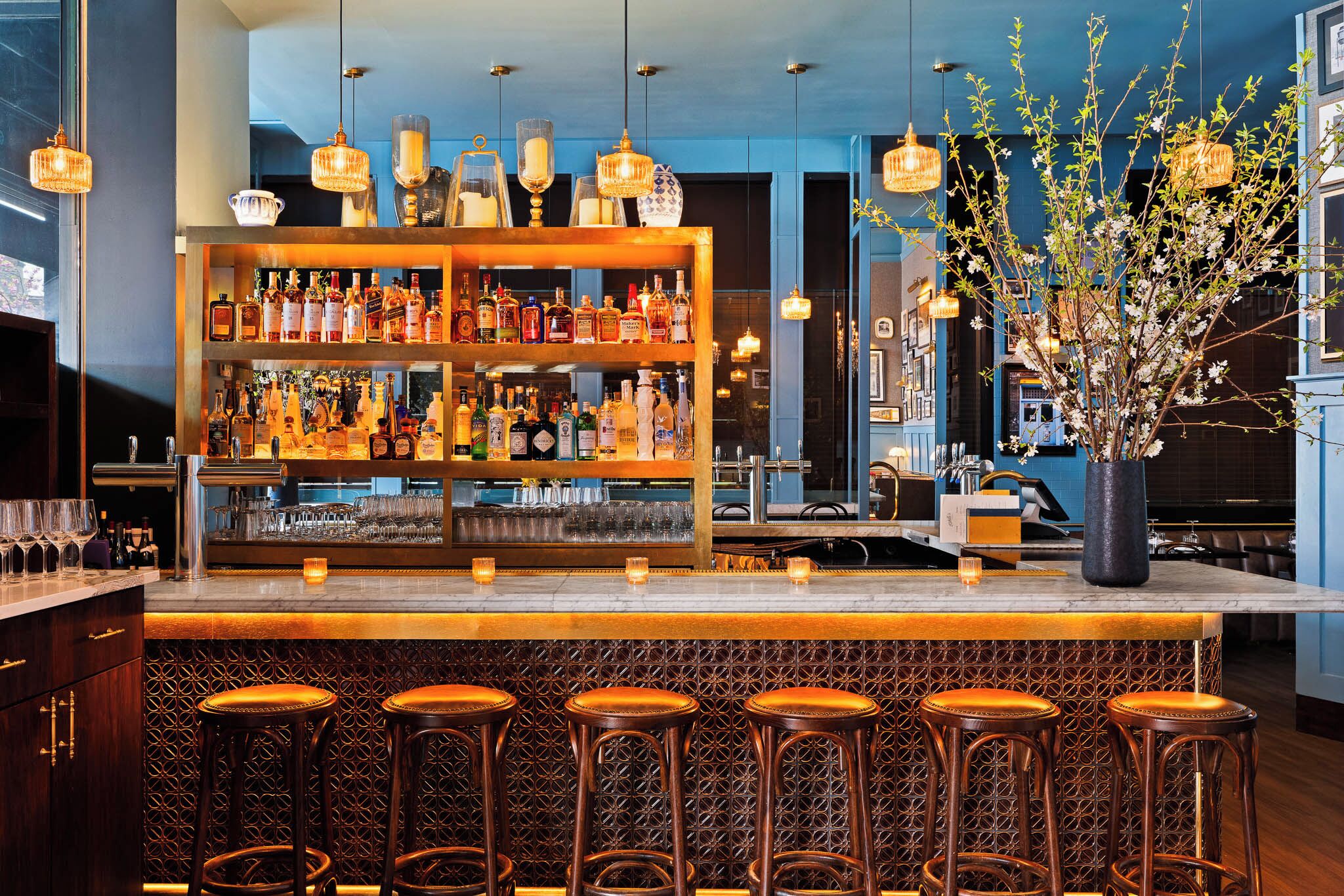 3 restaurants; breakfast, lunch, dinner, and brunch served