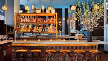 3 restaurants; breakfast, lunch, dinner, and brunch served