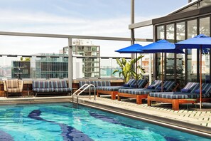 Piscine extérieure, parasols de plage, chaises longues