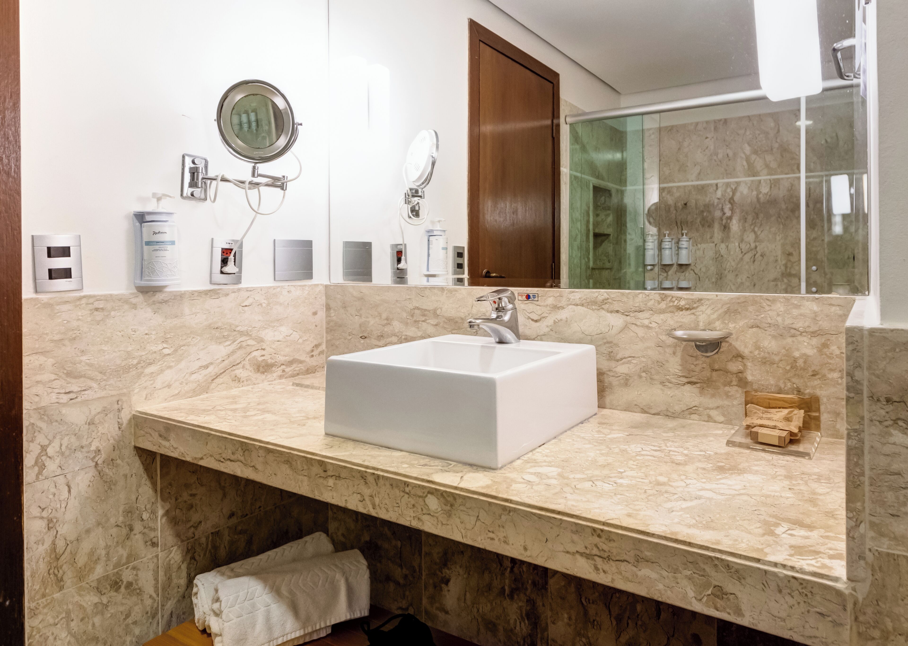 luxo casal | bathroom | shower, free toiletries, hair dryer, bidet