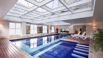 Piscina coperta, lettini